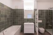 Bad mit Wanne und Dusche - 