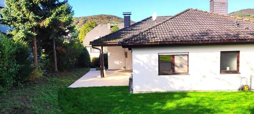 Garten und Terrasse.jpg - Einfamilienhaus mit Einliegerwohnung in Weinberglage