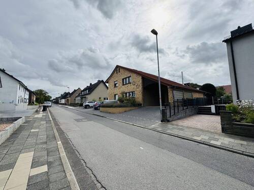 Blick von rechts aufs Haus - 