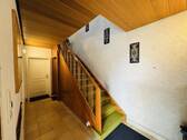 Hausflur mit Treppe ins OG - 
