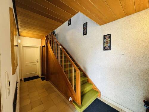 Hausflur mit Treppe ins OG - 