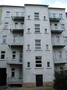 Hofseite mit Balkonanbau - 2 Zimmer Etagenwohnung zur Miete in Leipzig