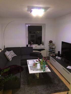 Wohnzimmer mit Ecksofa - Etagenwohnung mit 40,00 m&sup2; in Rostock zum Kaufen