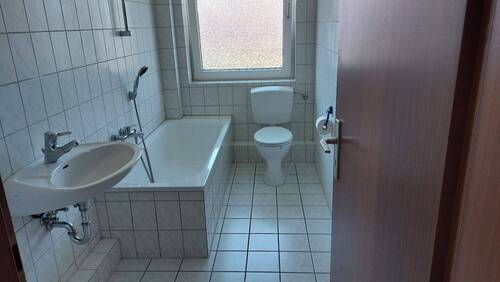 Badezimmer hell gefliest - 