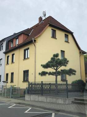 Haus von vorn mit Zufahrt - Wohnen & Vermieten: charmantes Mehrfamilienhaus an historischer Stadtmauer - inkl. 3 Garagen