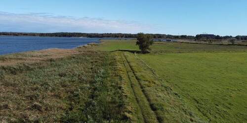 Peene Mündung + altes Kraftwerk aus NS-Zeit.jpg - 