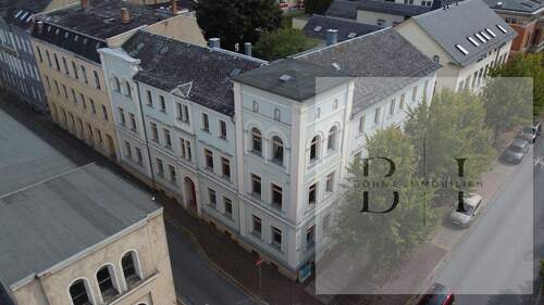 Drohnenansicht - Entwicklungsobjekt in zentraler Lage von Greiz - Leerstehendes Mehrfamilienhaus mit Konzept