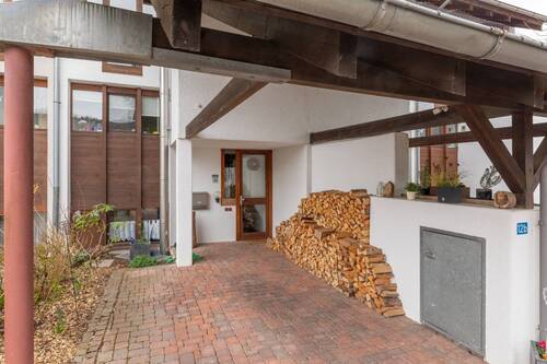 Carport und Eingang - 