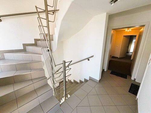 Treppenhaus.jpg - Etagenwohnung mit 75,00 m&sup2; in Untereisesheim zur Miete