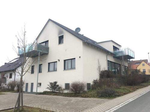Hausansicht von Süden - Schöne 2-Zimmerwohnung - Balkon - Parkett - Duschbad mit Fenster - Außenstellplatz