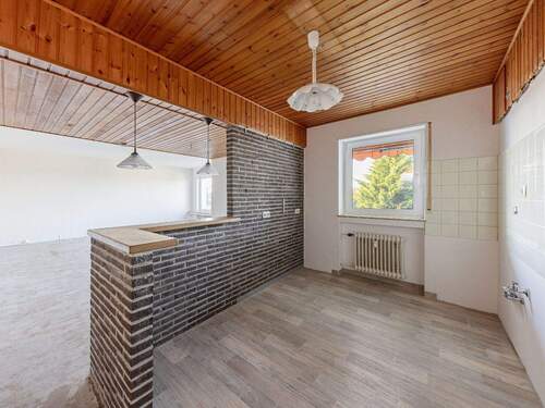 offene Küche mit Blick in den hellen Wohnraum - 4 Zimmer Etagenwohnung in Ennepetal