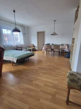 Großes Wohnzimmer - Kaufgelegenheit einer 4 Zimmer Wohnung in guter Lage , mit Garage drekt hinter dem Haus