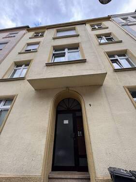 Gebäudeansicht - Großzügige Drei-Zimmer-Wohnung in Altenhagen