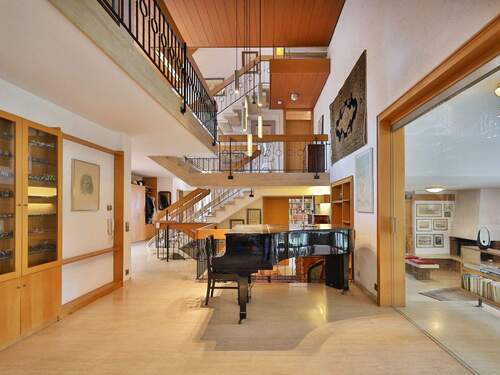 Imposantes Treppenhaus und Eingangsbereich - 1 Zimmer Einfamilienhaus zum Kaufen in Weil im Schönbuch