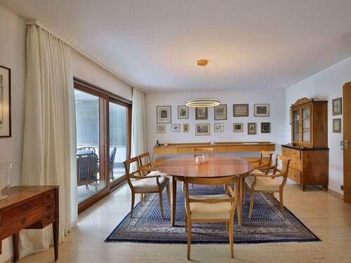 Heller Essbereich neben der Küche - 