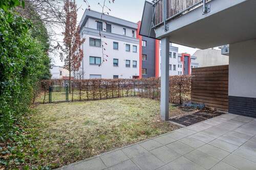 Terrasse mit Blick in den Garten - 3 Zimmer Etagenwohnung zum Kaufen in Berlin-Alt Hohenschönhausen
