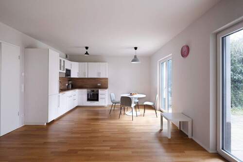 Blick vom Wohn- zum Essbereich mit Küche - 3 Zimmer Etagenwohnung in Berlin-Alt Hohenschönhausen