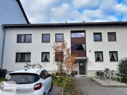 Frontseite mit Stellplatz - 3 Zimmer Wohnung in Karlstein - 290.000,00&nbsp;EUR Kaufpreis, ca.&nbsp; 67,00&nbsp;m&sup2;&nbsp;Wohnfl&auml;che