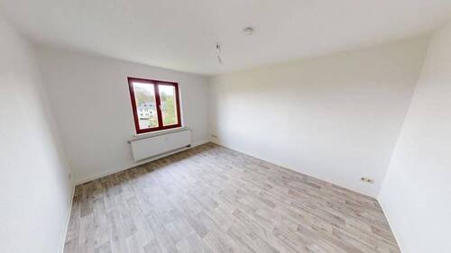 Wohnzimmer - Mit Blick ins Grüne gelegene 2-Raum-Wohnung und Tageslichtbad
