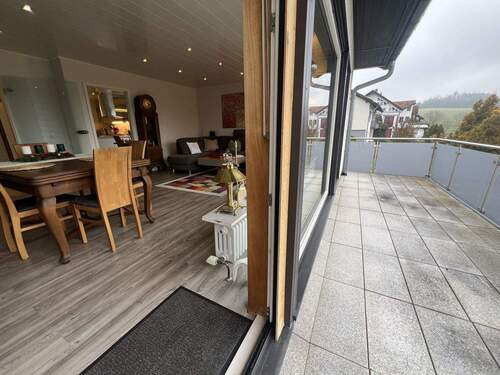 Wohnzimmer mit Balkonzugang - 