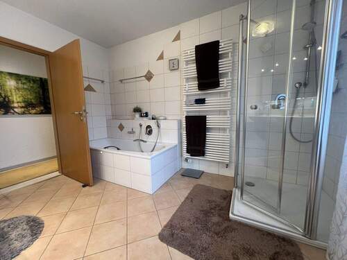 Tageslichtbad mit Badewanne und Dusche - 