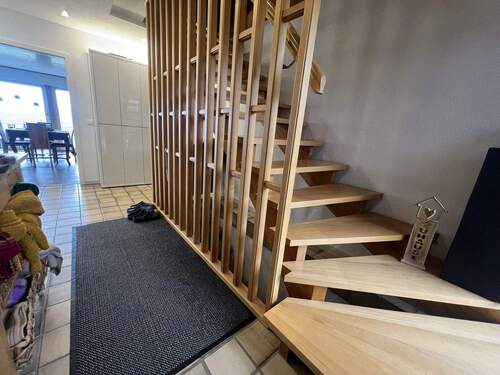 Flur mit Treppengang zum Dachboden - Etagenwohnung mit 162,00 m&sup2; in Weilheim zur Miete