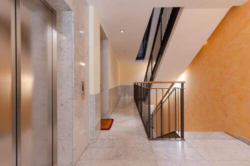 Gepflegtes Treppenhaus mit Aufzug - 