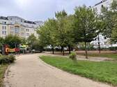 Großzügiger Spielplatz "um die Ecke" - 