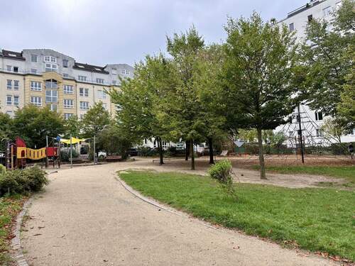 Großzügiger Spielplatz "um die Ecke" - 