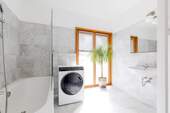 Geräumiges Tageslicht-Badezimmer - 
