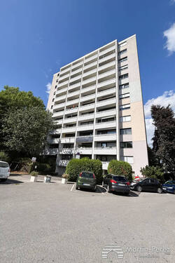 Blick aufs Gebäude - Einzimmerwohnung mit Balkon und Blick ins Grüne