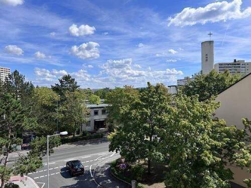 Blick vom Balkon im Sommer - Etagenwohnung mit 78,80 m&sup2; in Erlangen zur Miete
