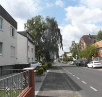Dreiparteienhaus * freistehend * schöner Garten und Garage - Wohnung im Erdgeschoss bezugsfrei - beliebter Wohnort Köln Weiß