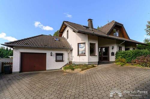 Ansicht - Stattliches Einfamilienhaus in ruhiger Lage - Garage - Stellplätze - Garten -