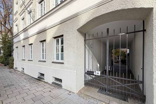 Hauseingang - 3 Zimmer Etagenwohnung zum Kaufen in München