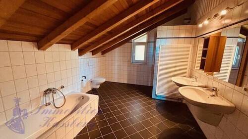 Bad mit Wanne u. DU - 