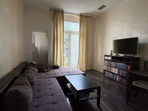 Wohnzimmer mit frz. Balkon - Top angebunden & bezugsfertig - moderne Wohnung mit Einbauküche in Düsseldorf-Bilk