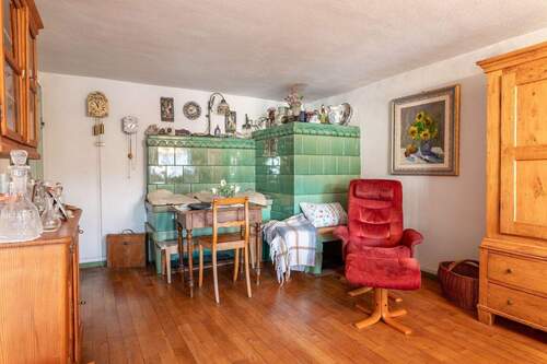 Wohnzimmer mit Kachelkunst - 5 Zimmer Reihenmittelhaus in Wutöschingen