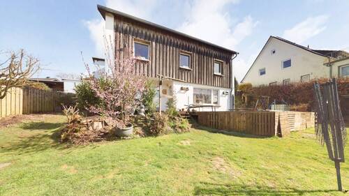 Blick Rückseite - Familienfreundliches Zuhause mit Ausblick