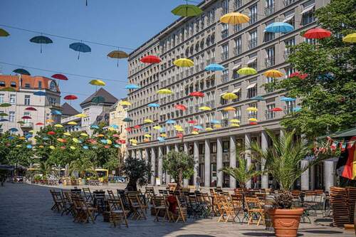 Platz mit Regenschirmen - 