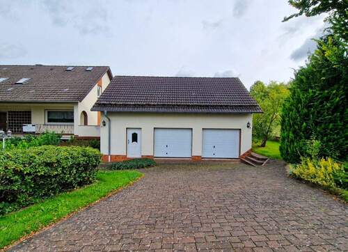 Garage mit Einfahrt - 