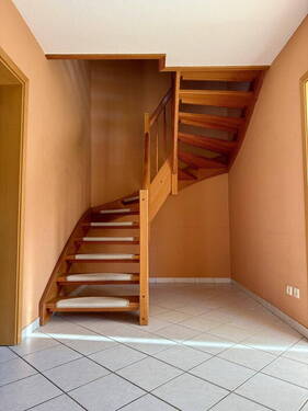 Treppe im Erdgeschoss - Doppelhaushälfte mit 129,00 m&sup2; in Busdorf zum Kaufen