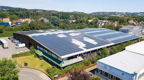 Luftbild Südwest - >2.500 m² Warmhalle mit Freifläche + Büro: gesamt oder in Teilflächen (ab 432 m²) zu vermieten