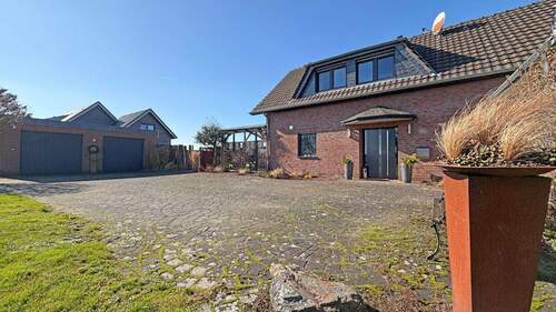 Außenansicht - Praktisch wohnen zwischen Feldern und Wiesen - Haushälfte mit großem Grundstück!