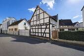 Traditionelles Fachwerkhaus in ruhigem Viertel - Charmantes Fachwerk-Ensemble mit vielseitigem Potenzial in Bergen-Enkheim