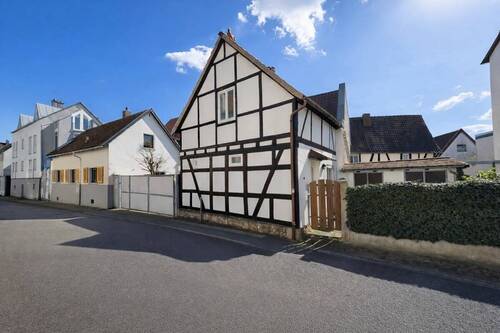 Traditionelles Fachwerkhaus in ruhigem Viertel - Charmantes Fachwerk-Ensemble mit vielseitigem Potenzial in Bergen-Enkheim