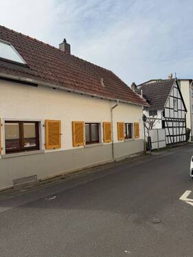 Haupthaus und Fachwerkhaus - Einfamilienhaus mit 126,00 m&sup2; in Bergen-Enkheim zum Kaufen