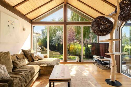 Wohnzimmer - Eleganz trifft Natur - Idyllisches Familienhaus mit Weitblick