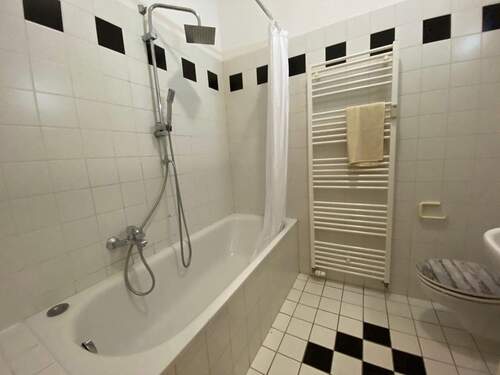 Badezimmer mit Badewanne - 