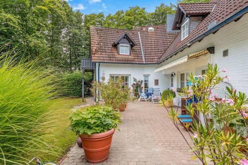 die große beschattete Terrasse - 